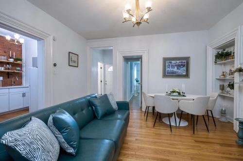 Troy Apartment | Luxury Downtown w Backyard