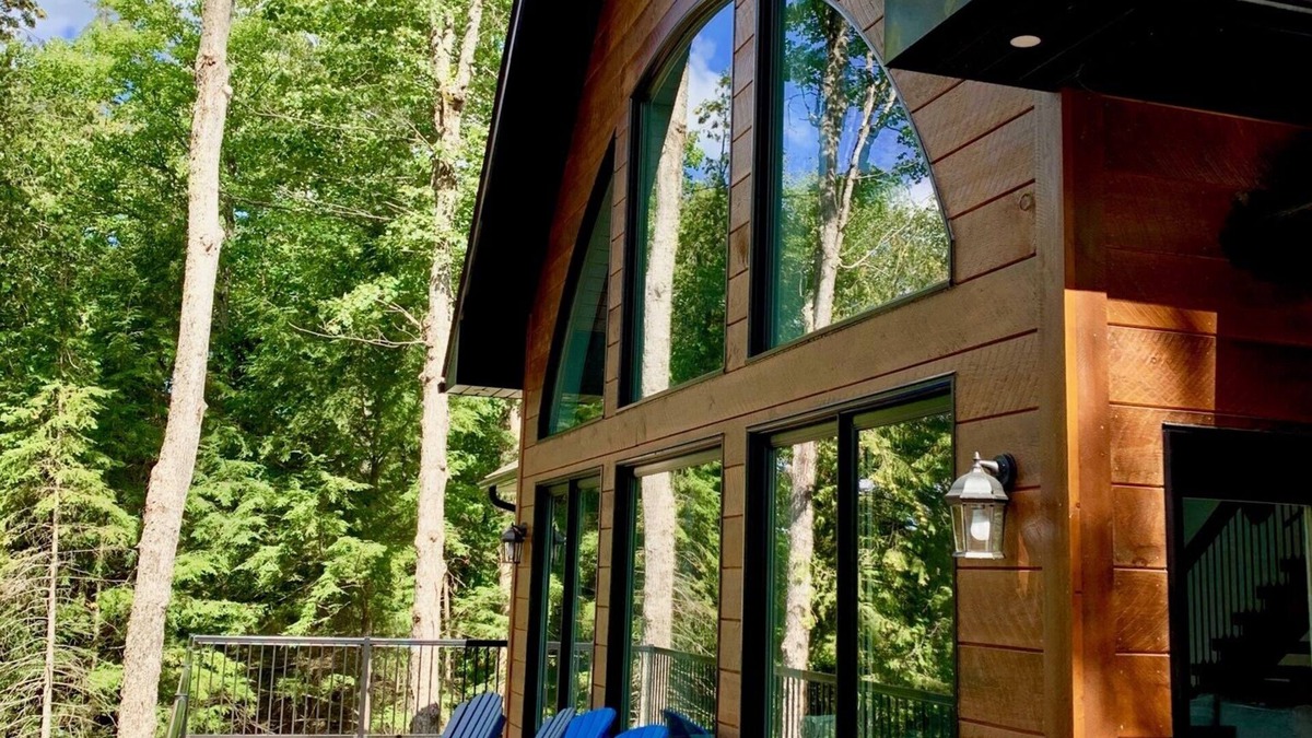 Haliburton House | Luxury Drag Lake Cottage with Hot Tub & A/C