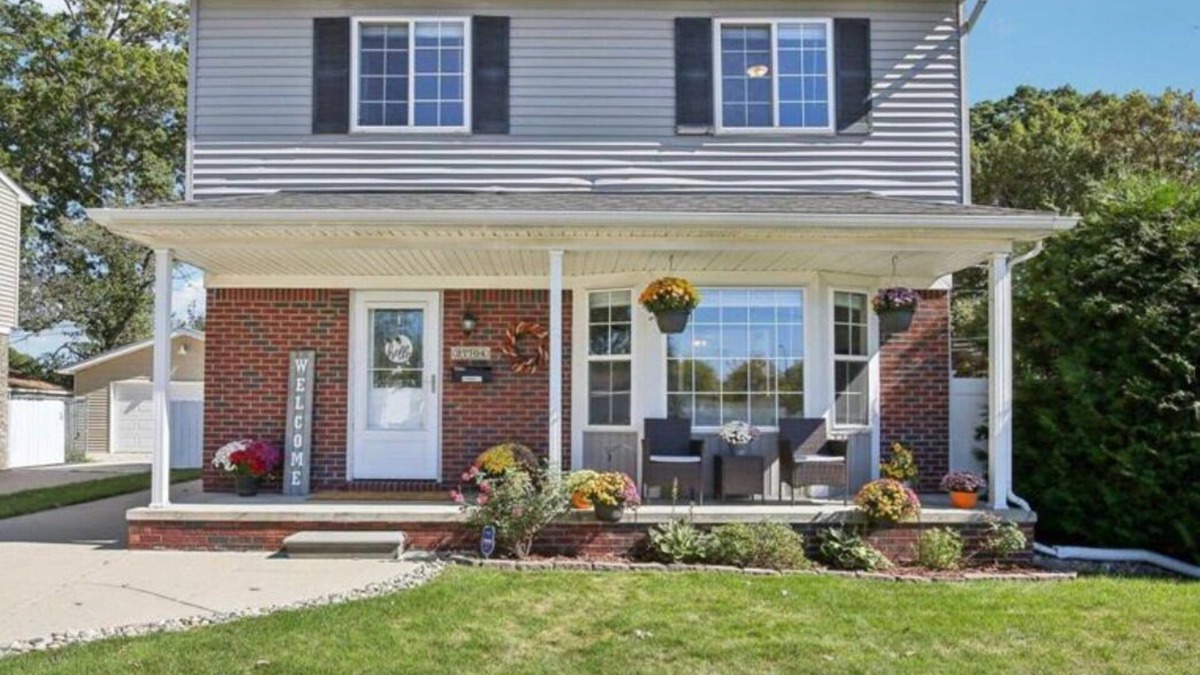 Madison Heights House | Luxury Dream Home With 65'TV, Gym,Massage Chair,BBQ Grill,Deck,Fenced Backyard