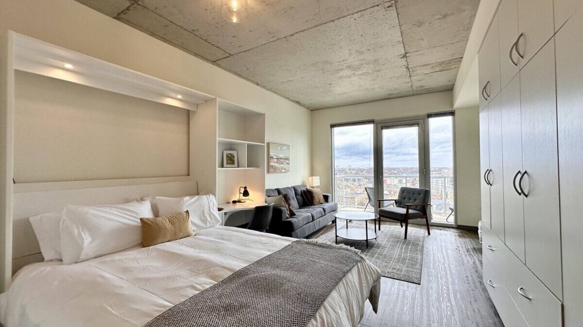 Lower East Side Apartment | Luxury East Side Studio Apt Near Brady St with Balcony