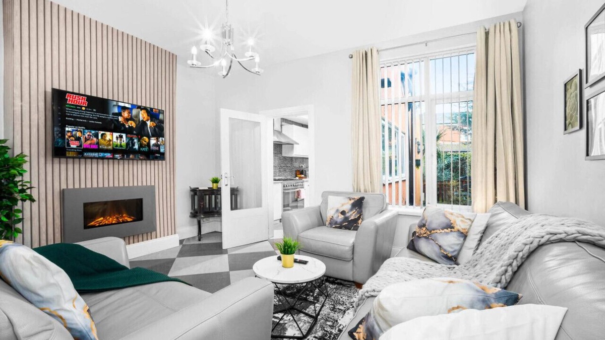 Birmingham House | Luxury Edgbaston Townhouse - Terrace - Parking