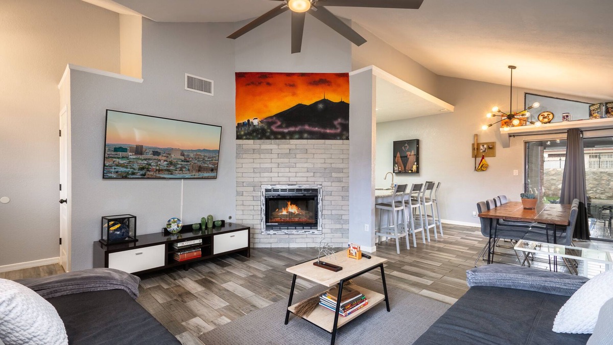 Northeast El Paso House | LUXURY EL PASO THEMED HOME W/FUTURISTIC SHOWERS