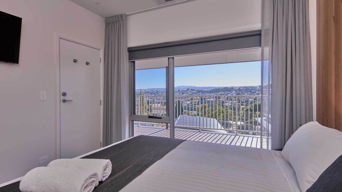 South Launceston House | Luxury Elevated Three Bedroom Villa