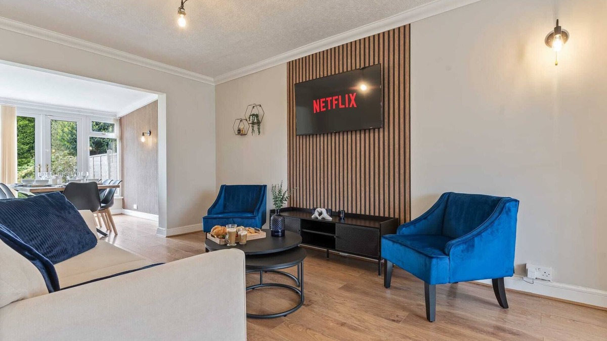 Seisdon House | Luxury Equipped 3 Bedroom Home - Free Parking - Near City Centre