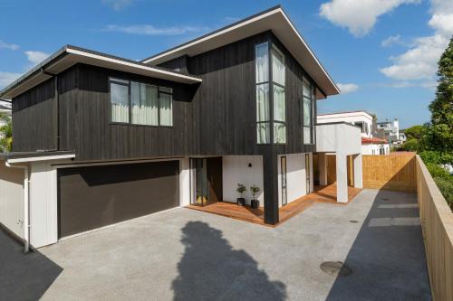 Tauranga House | Luxury Escape in CBD - Walking Distance To Town