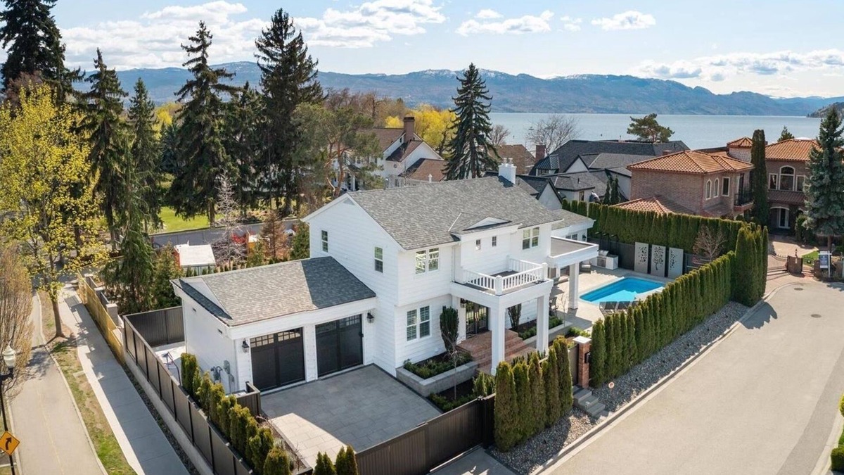 South Central Villa | Luxury Escape - Private Pool and Hot Tub (minutes to downtown) BL: 4090550