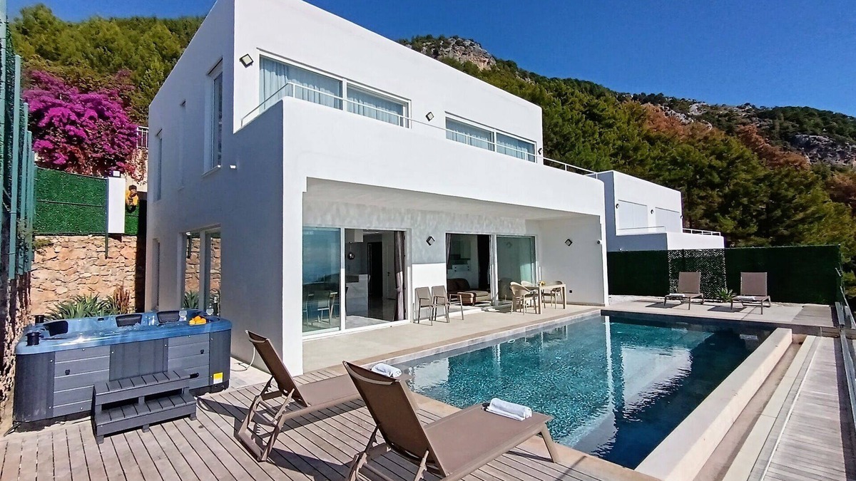 Alanya Villa | Luxury Escape with Stunning Views & Heated Jacuzzi, Alanya Villa 1002