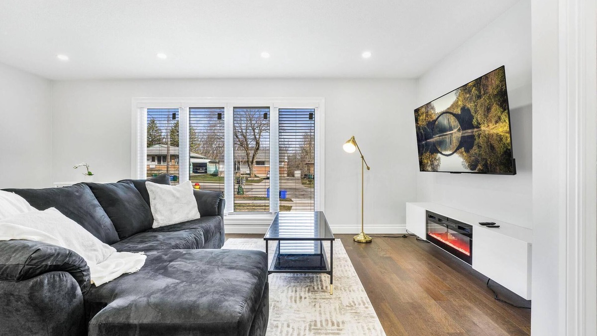 Kitchener House | Luxury Estate+Renovated 5 BD+65"