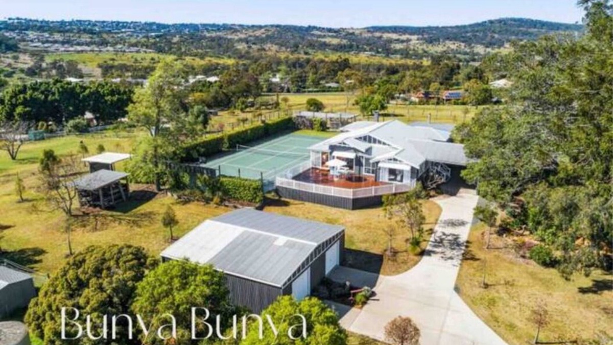 Glenvale House | Luxury Estate set over 2 acres w/Tennis Court