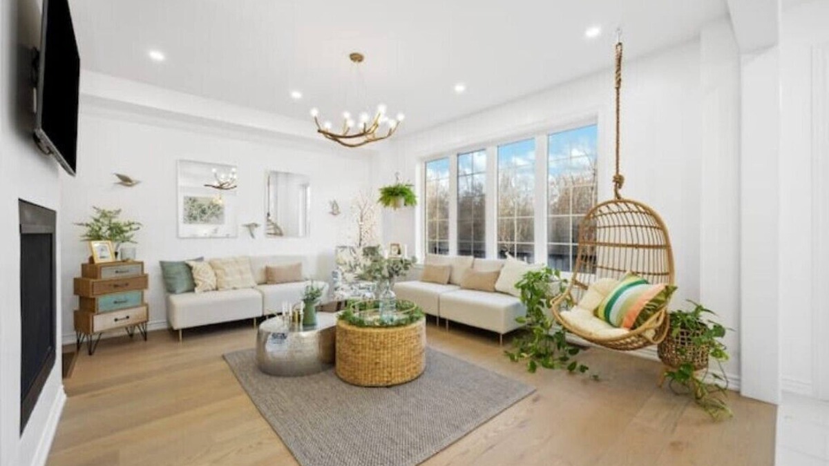 Whitby House | Luxury Family 4BR, Near Restaurants! Back Garden, Balcony, Pool Table, Parkingn