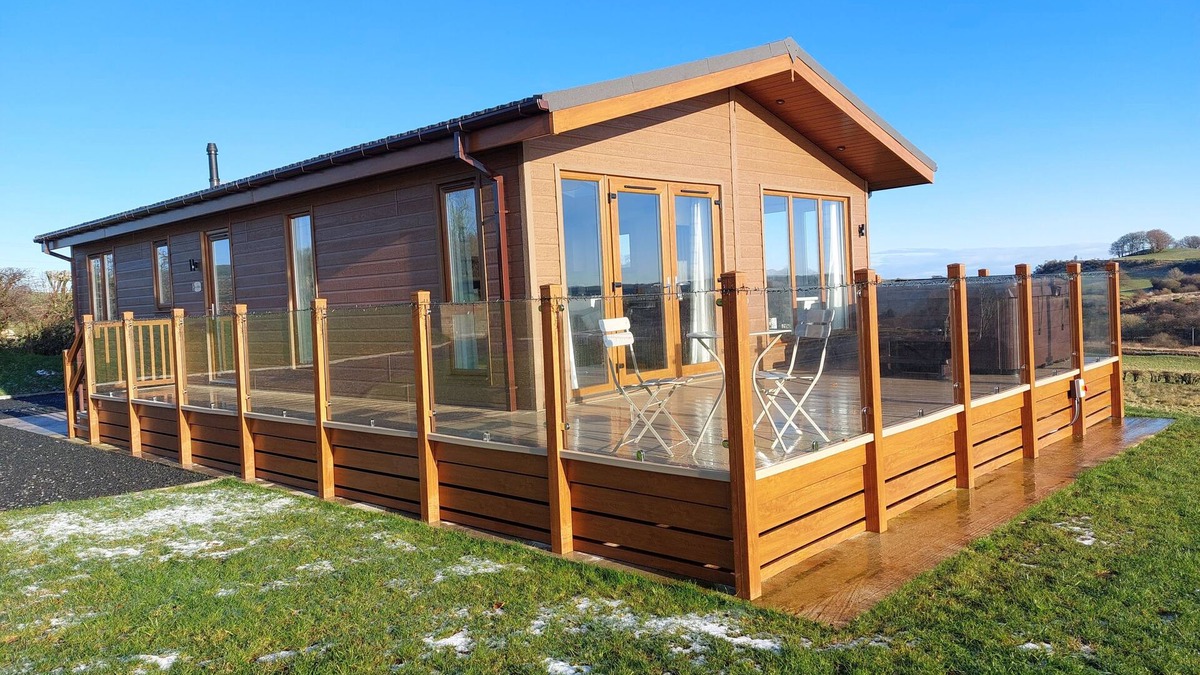 Lochwinnoch Cabin | Luxury family Beechwood lodge with hot tub