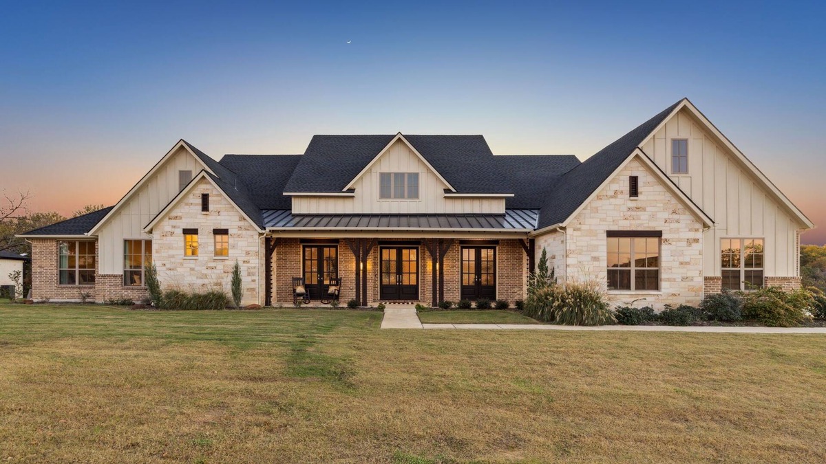 Flower Mound House | Luxury Family Estate near Dallas w/games & outdoor living, sleeps 22