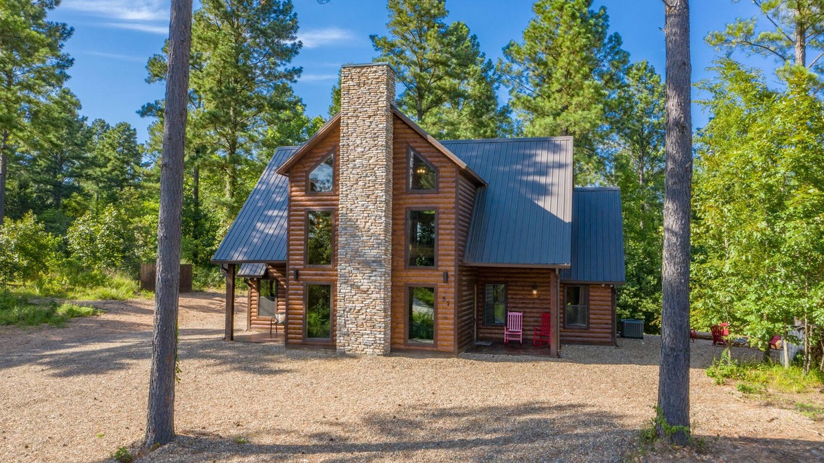 Broken Bow Cabin | Luxury family friendly cabin, in a wooded cul-de-sac in the heart of Hochatown.