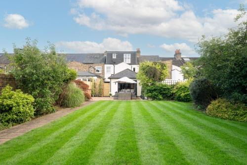 Windsor City Centre House | Luxury Family Home in Central Windsor with Large Garden, Games Room, Office, Parking & Pet-Friendly