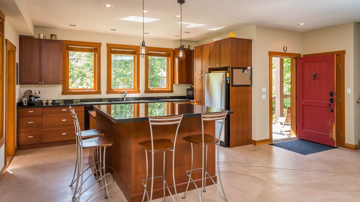 Brackendale House | Luxury Family Home with 2 Primary Suites (license no.00009207)