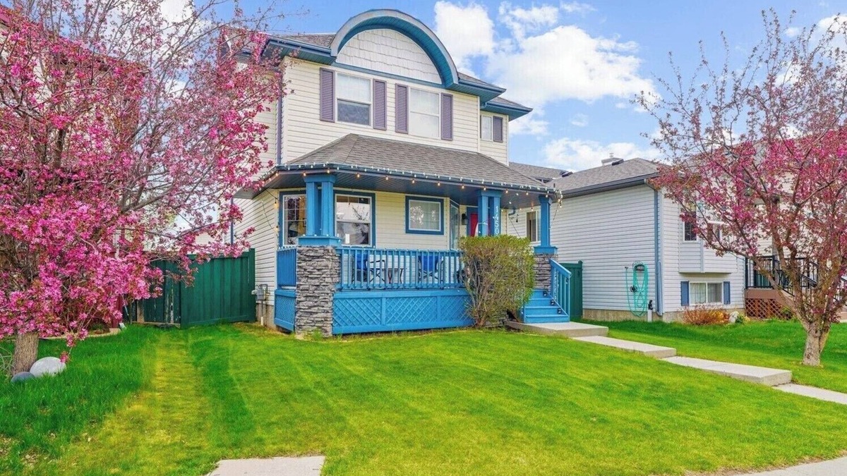 West Edmonton House | Luxury Family House Close to West Edmonton Mall with Hot Tub and AC