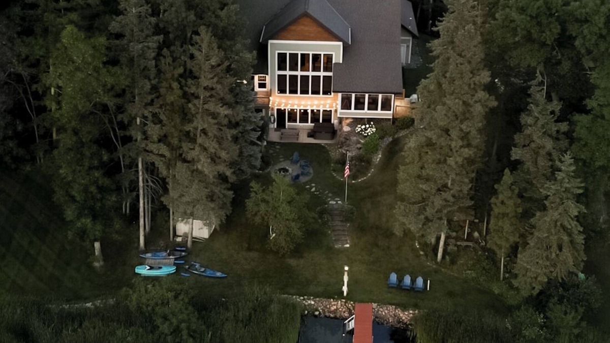 Nisswa Cabin | Luxury Family Lake Home-Hot tub, Sauna, Peloton, Game Tables, Mini Sport Court!