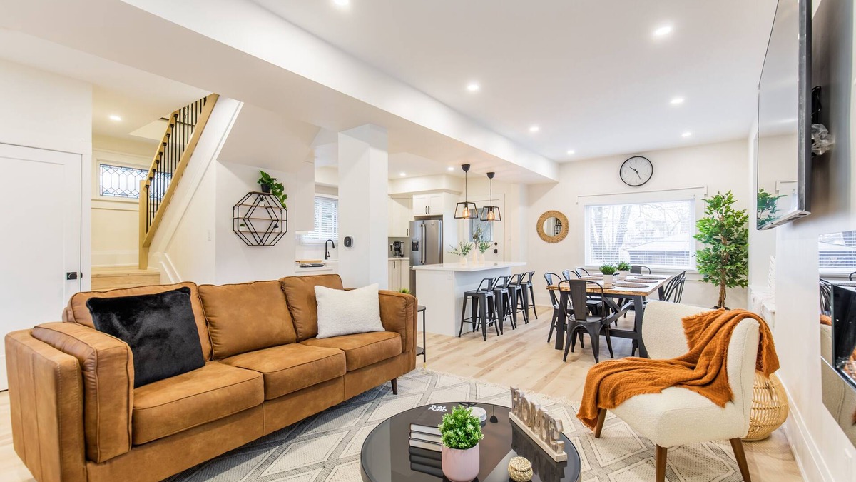 Niagara Falls House | Luxury Family Oasis W/GameRoom/Hot Tub & 10 Min Walk to Falls & Clifton Hill
