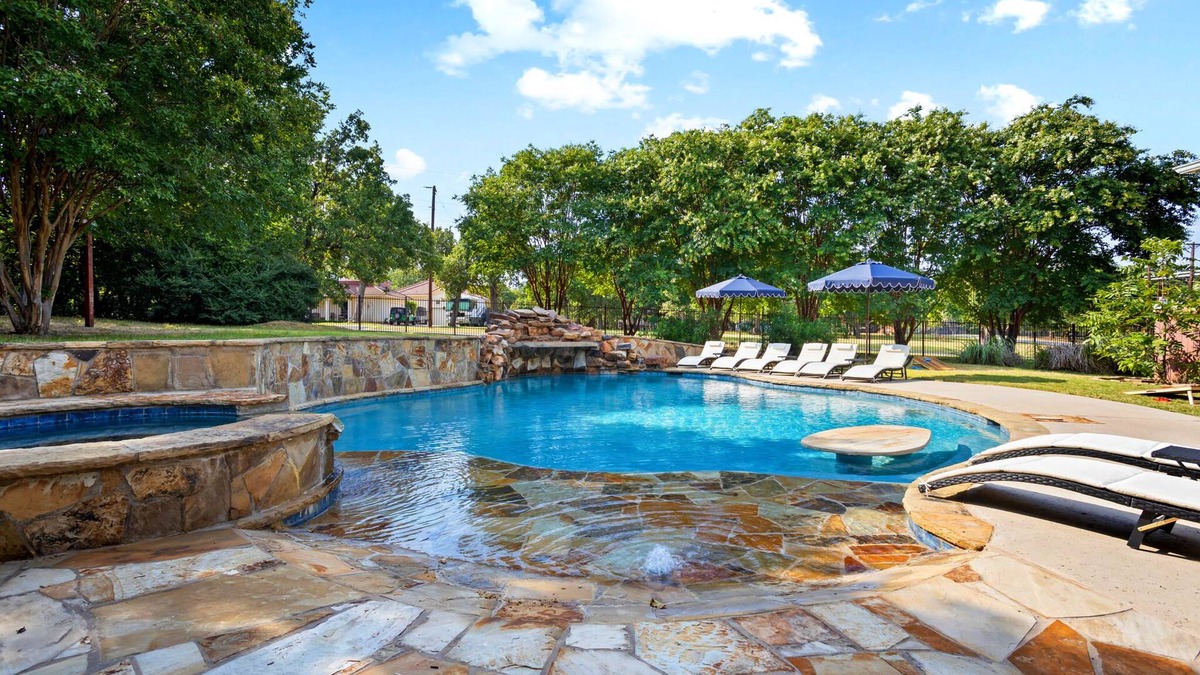 Azle House | Luxury Family Oasis: Huge pool, Spa, Firepit, Playground, Outdoor Kitchen, Games