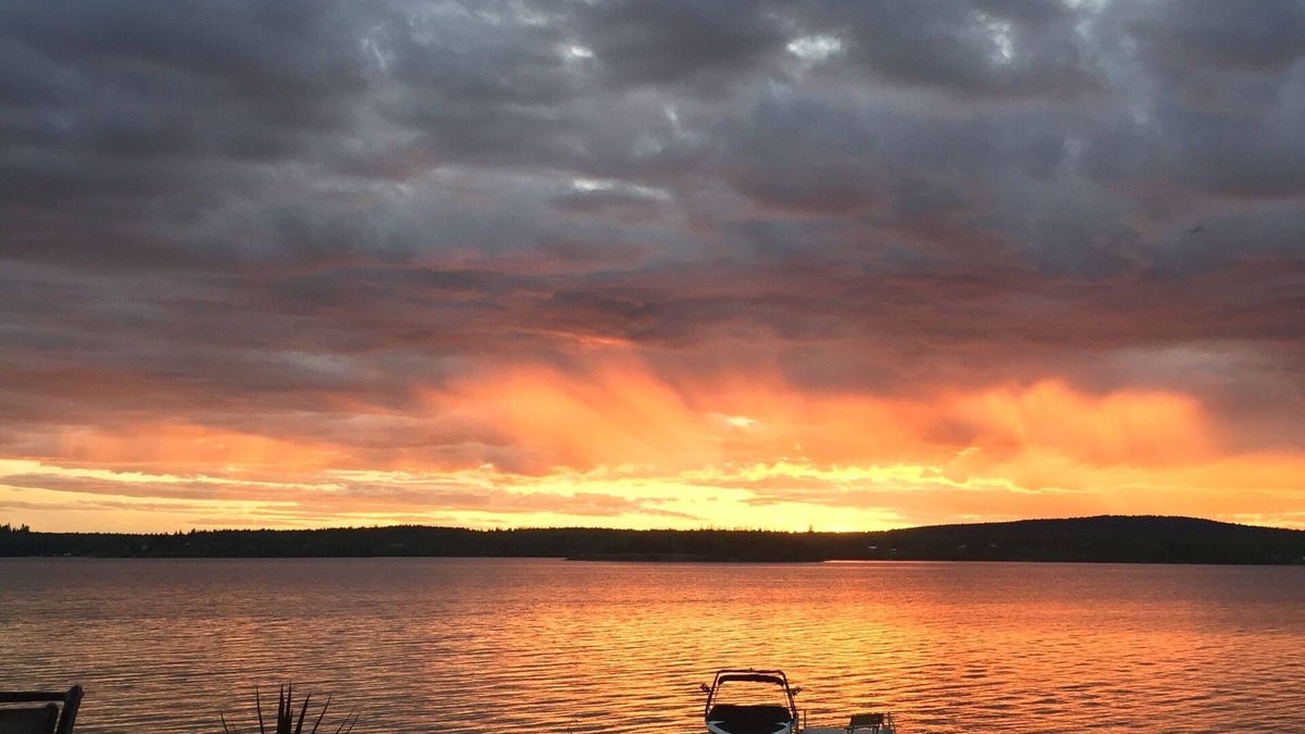 70 Mile House House | Luxury family retreat with room for 20 guests on beautiful Green Lake in Cariboo