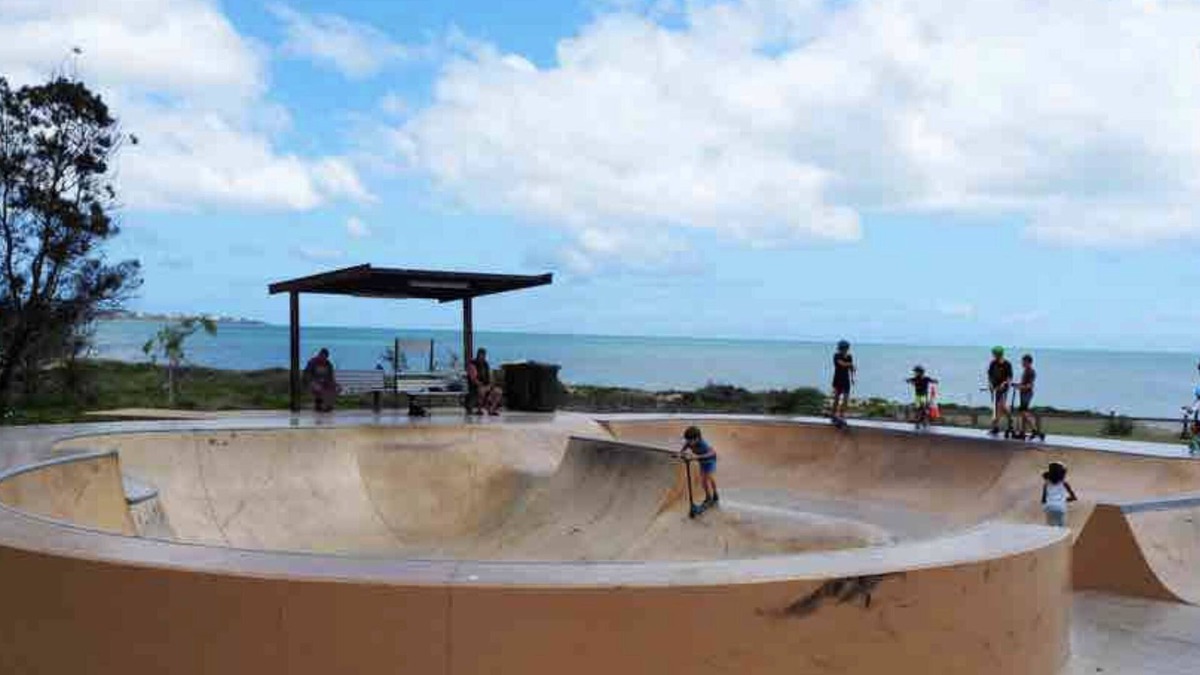 Pialba House | Luxury Family Retreat on the Esplanade. Across street from beach, Pet friendly