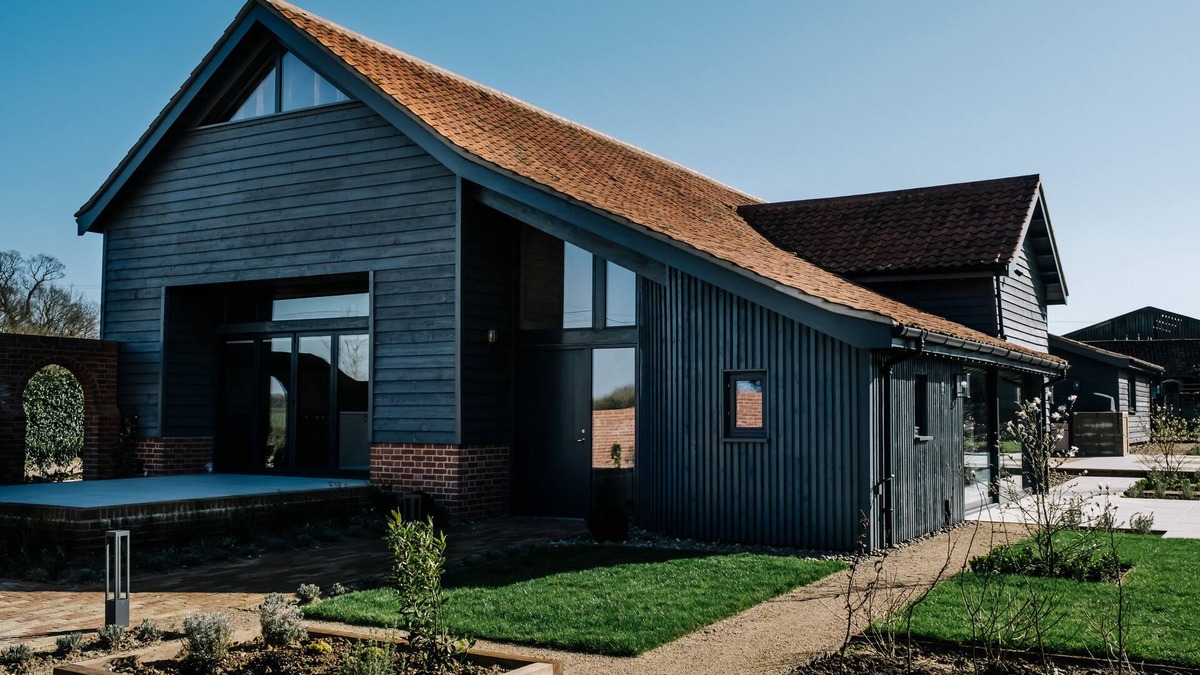 Eye House | Luxury Farm Barn with Copper Top Bar and Hot Tub - Located in Rural Suffolk