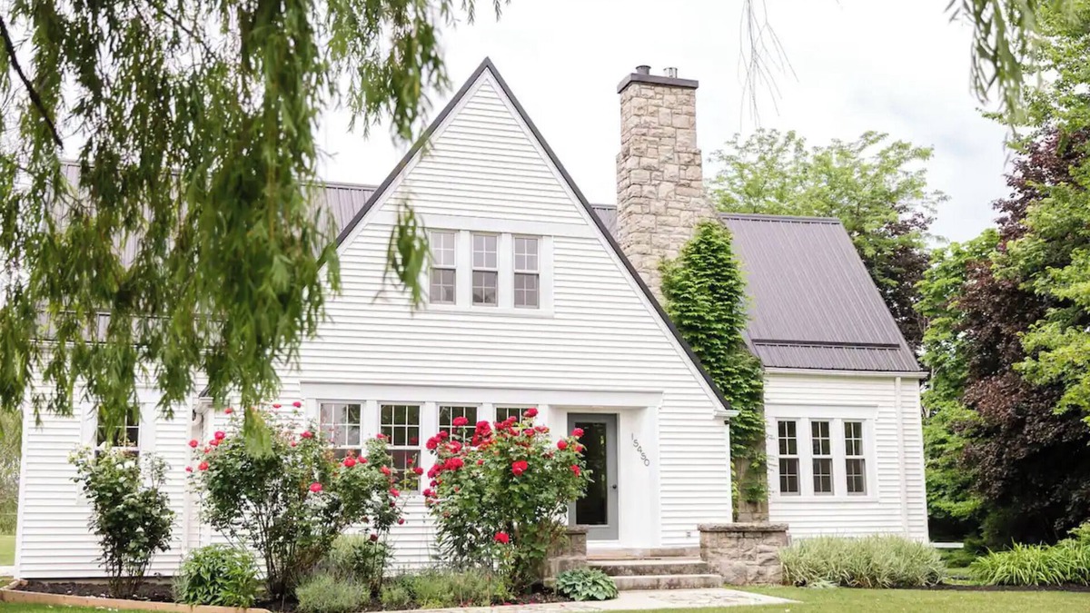 Niagara-on-the-Lake House | Luxury Farmhouse in Niagara-On-The-Lake: Waterfront & Vineyard Views