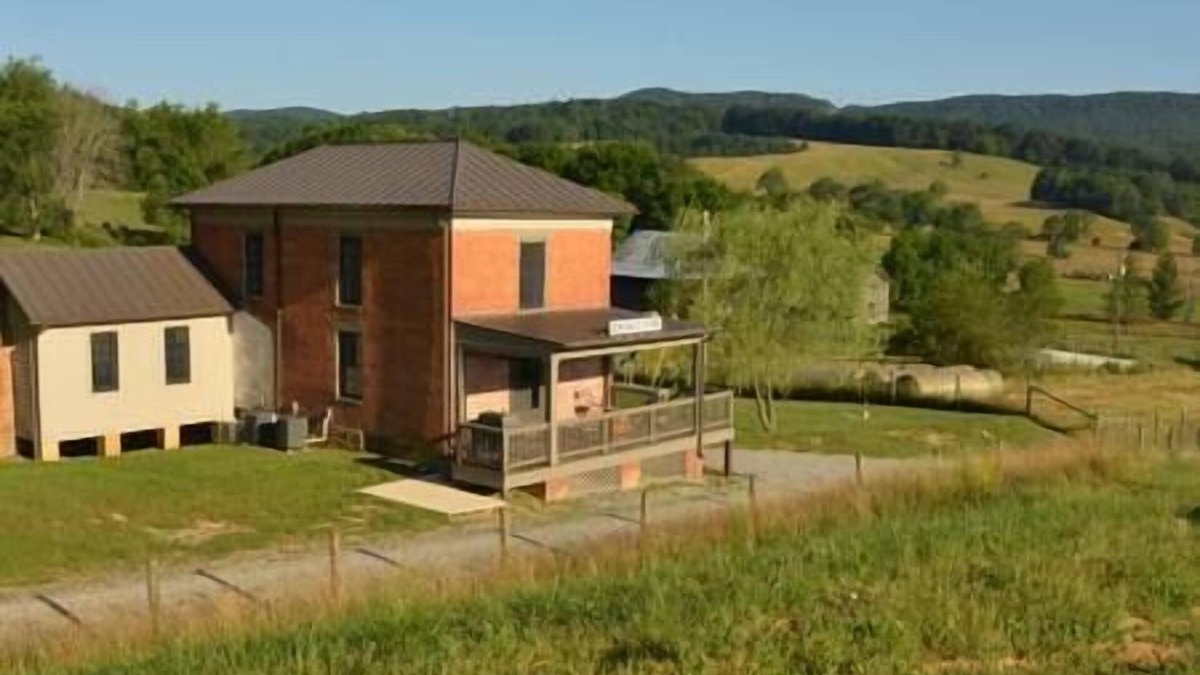 New River House | Luxury Farmhouse w/5 Star Amenities near VT and RU