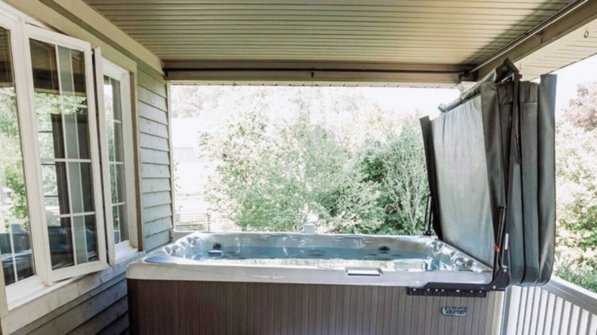 Waterford Other | Luxury Farmhouse with Hot Tub on Vineyard