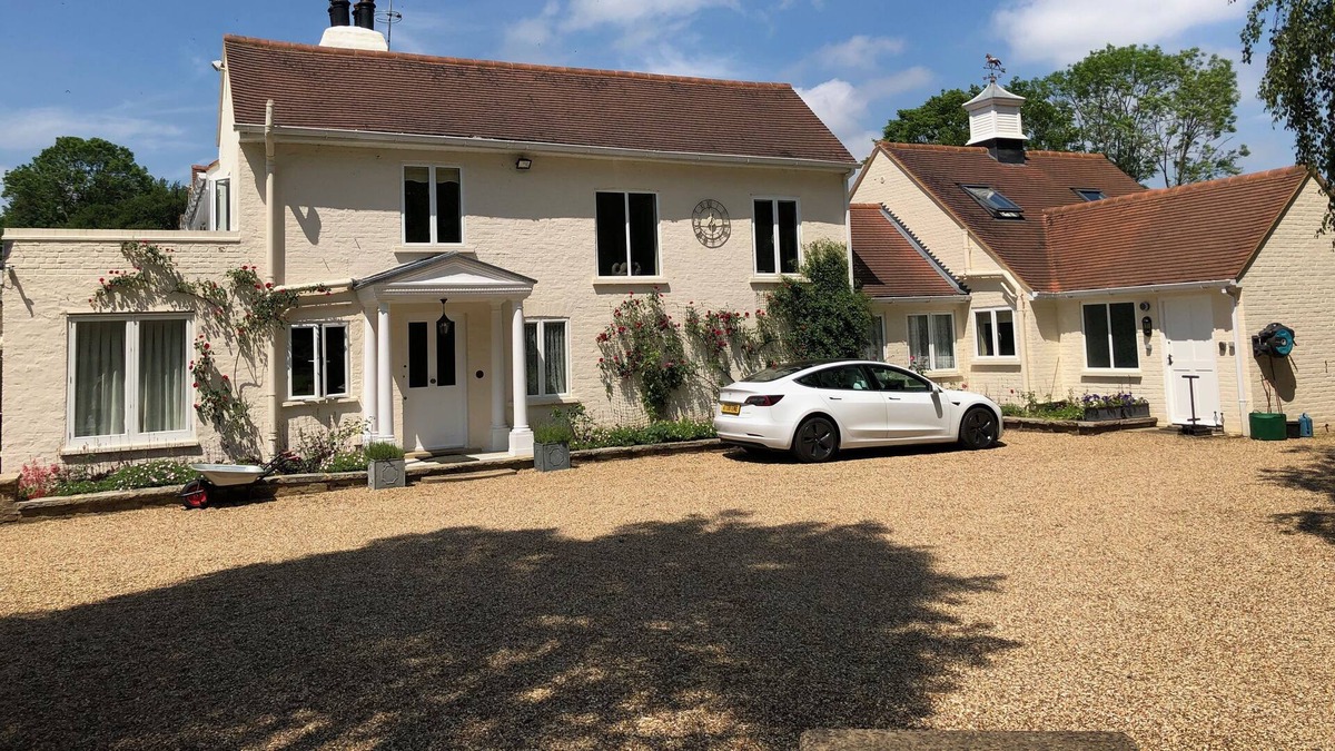 Wraysbury Apartment | Luxury flat with secure parking, rose garden and croquet lawn.