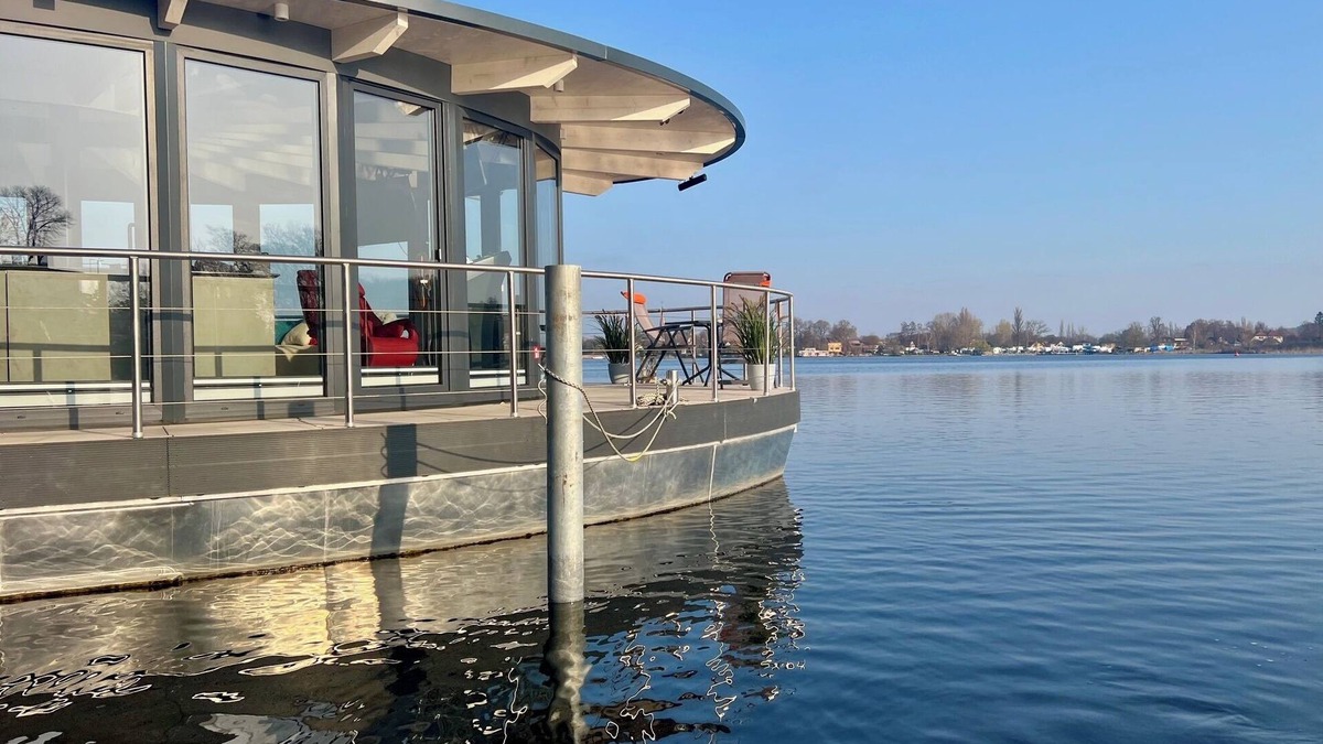 Werder Boat Rental | Luxury Floating Home Shanti 2 with fireplace & lakeside sauna