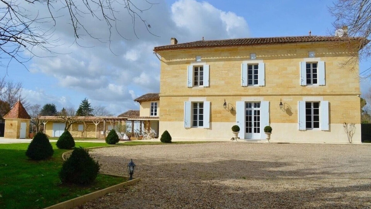 Mouliets et Villemartin House | Luxury 7 bedroom country home with private pool near Saint Emilion
