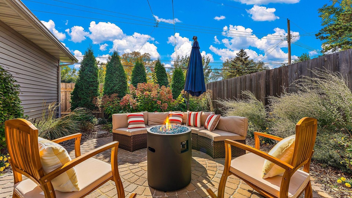 Nokomis House | Luxury & fun getaway, sleeps10 near MOA Parks Lake