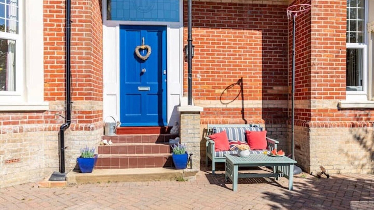 Westbourne Apartment | Luxury garden flat, 2-min walk to beach + parking