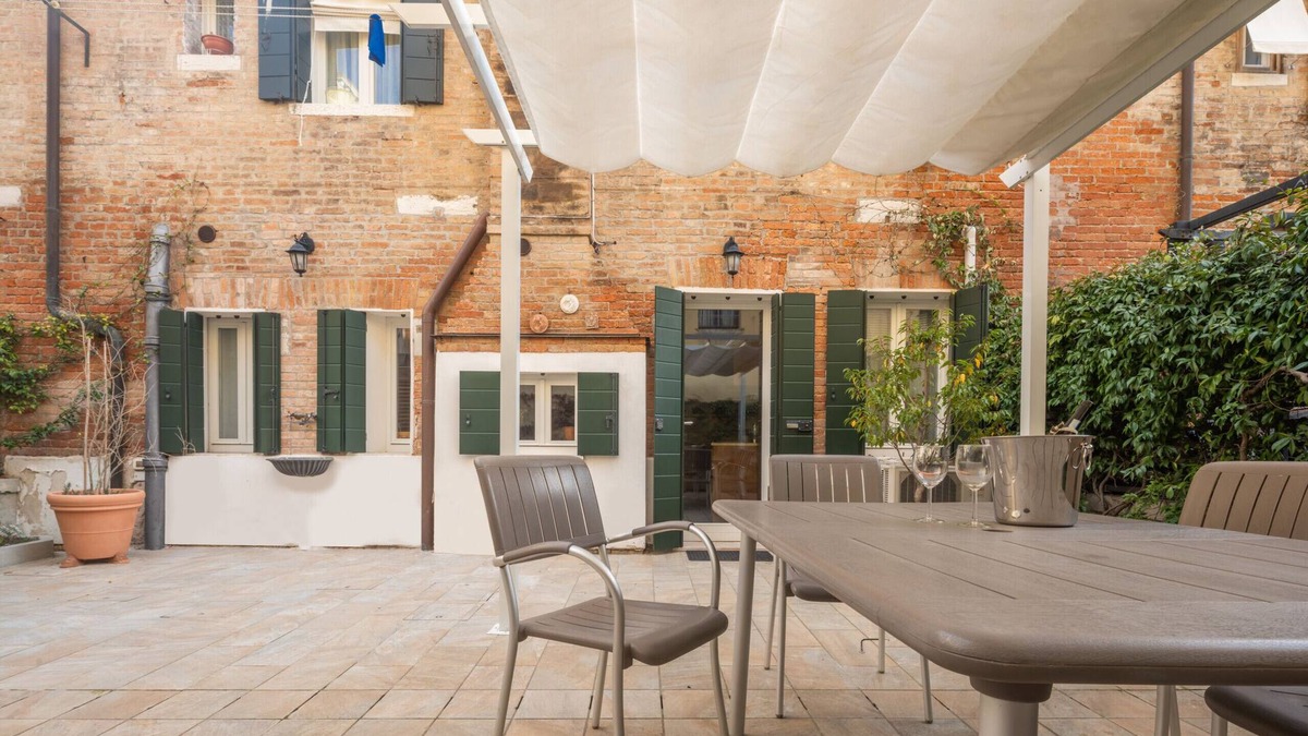Dorsoduro Apartment | Luxury Garden Mansion R&R