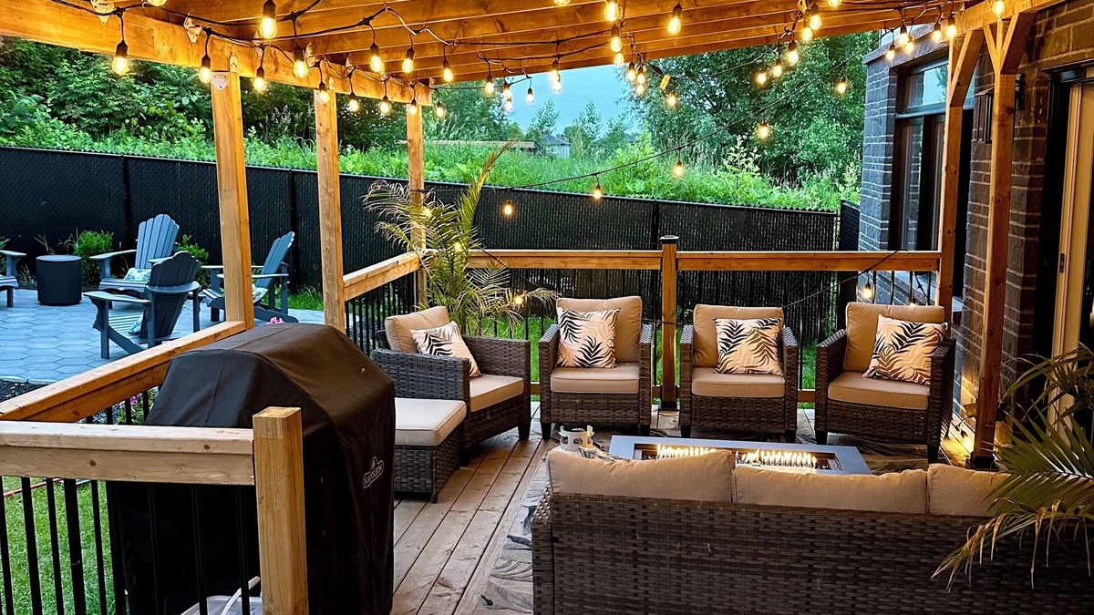 Downtown Gatineau House | Luxury Gatineau Home 11km to DT Ottawa: Hot Tub, BBQ & Fire Pit