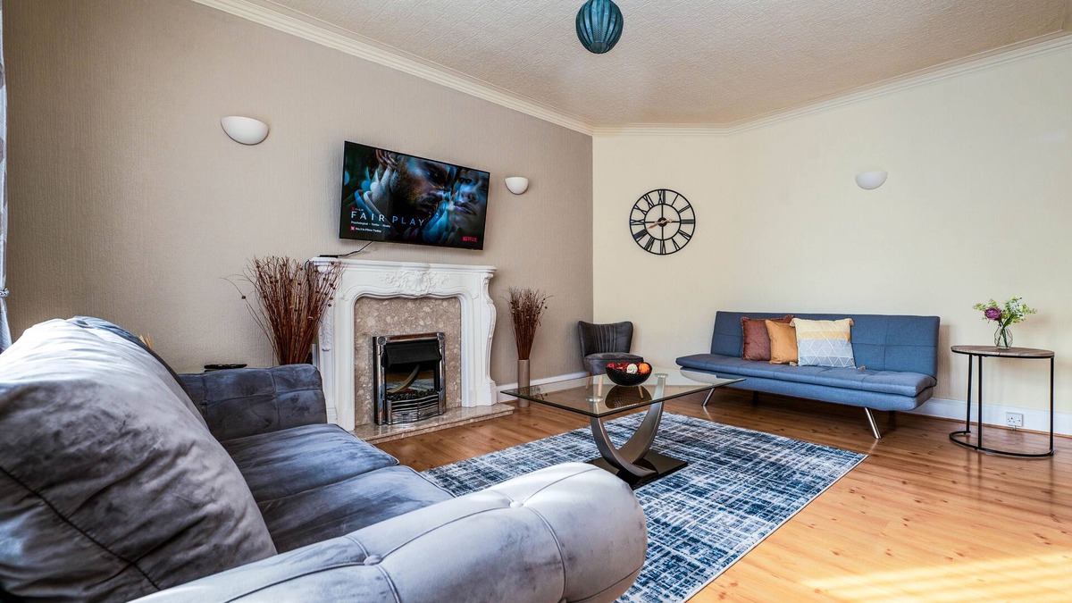 Grimsby Apartment | Luxury flat in central location