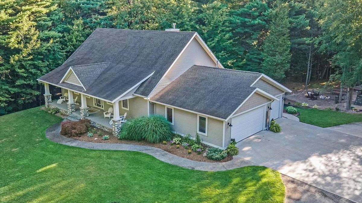 West Olive House | Luxury getaway. 5 BR, 3BA, 3500 sq. Ft., 2 acres. Sleeps16.