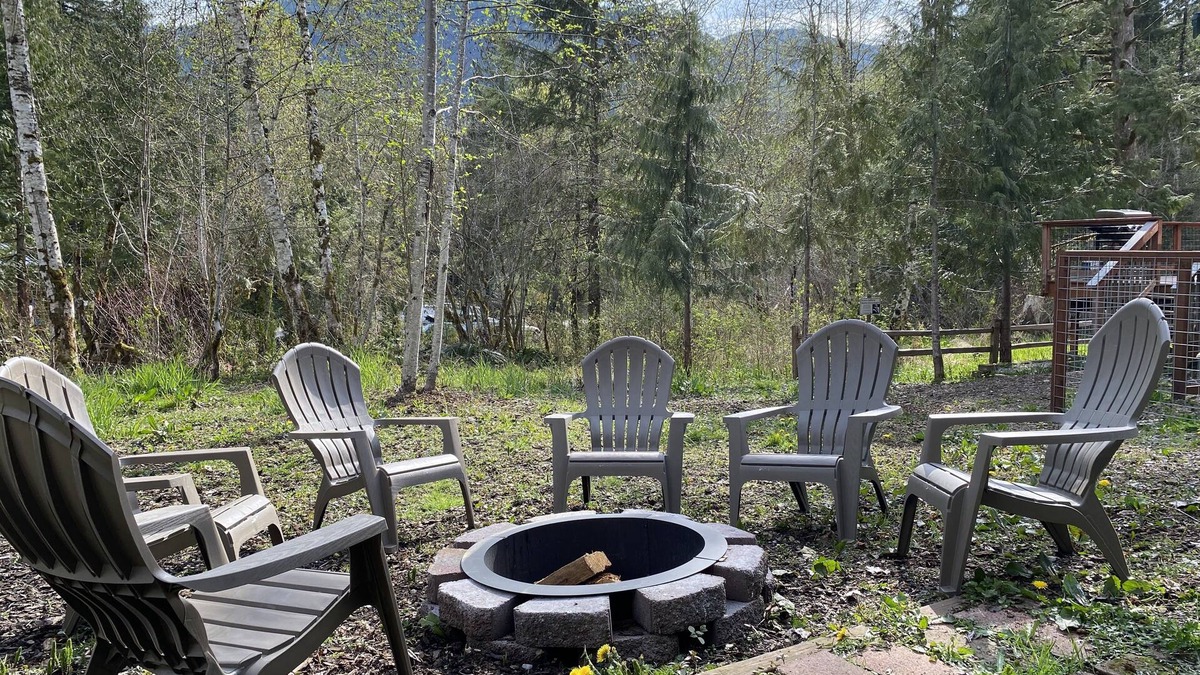Warnick House | Luxury Glacier Home, covered hottub/King/EV/Wifi