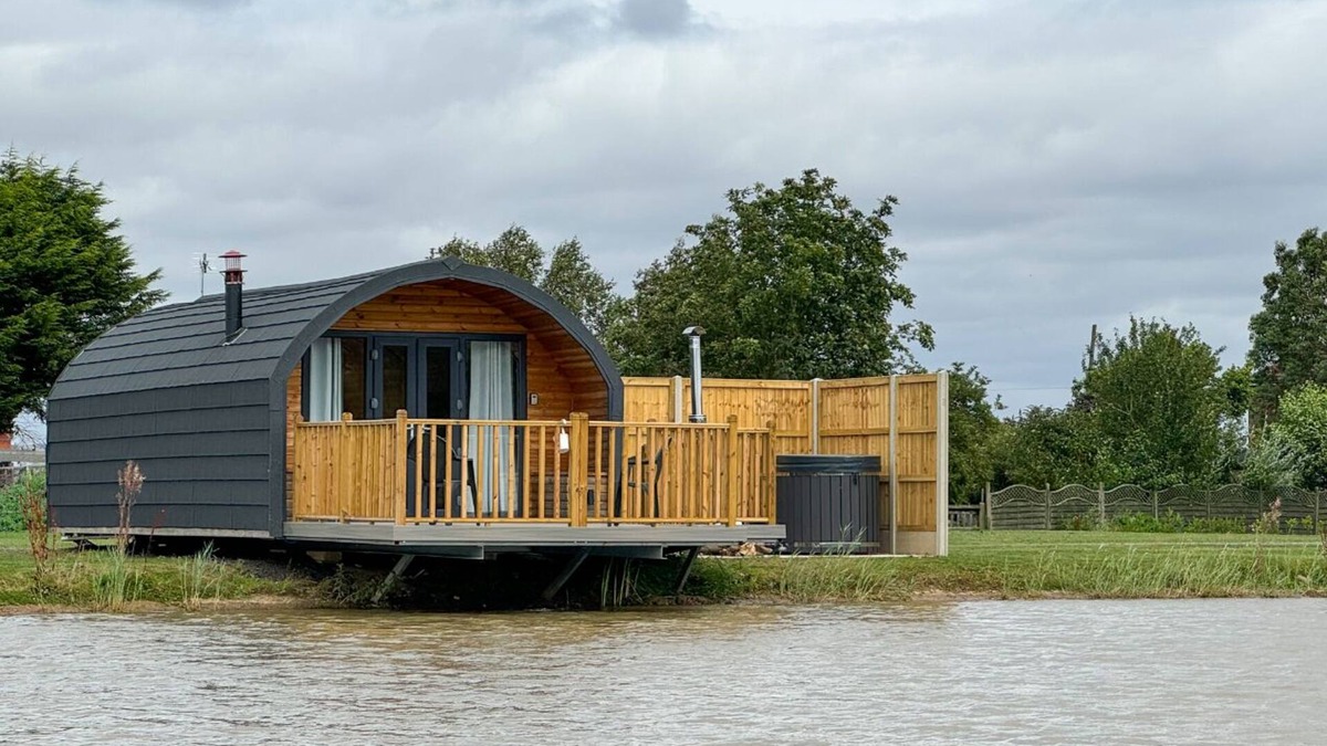 Frampton Cabin | Luxury Glamping Pod over Fishing Lake