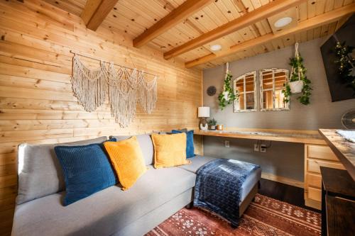 Woodland Park Ski Chalet | Luxury Glamping Tiny Haven, Firepit & Grill