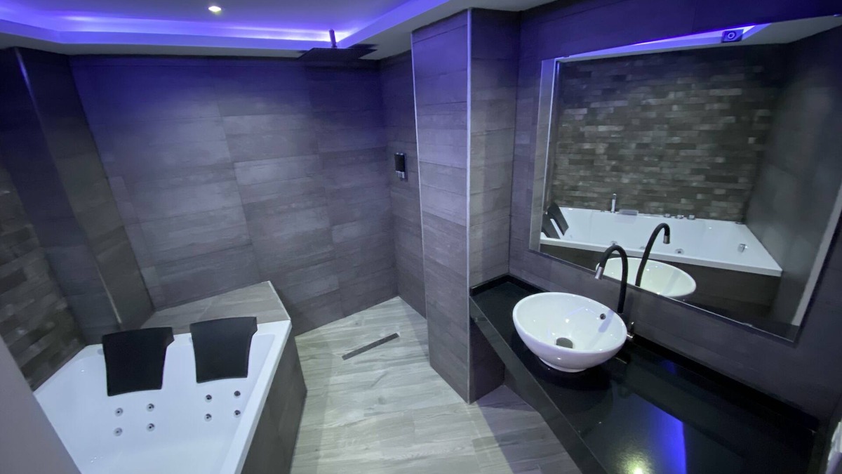 Linares Apartment | Luxury Gold