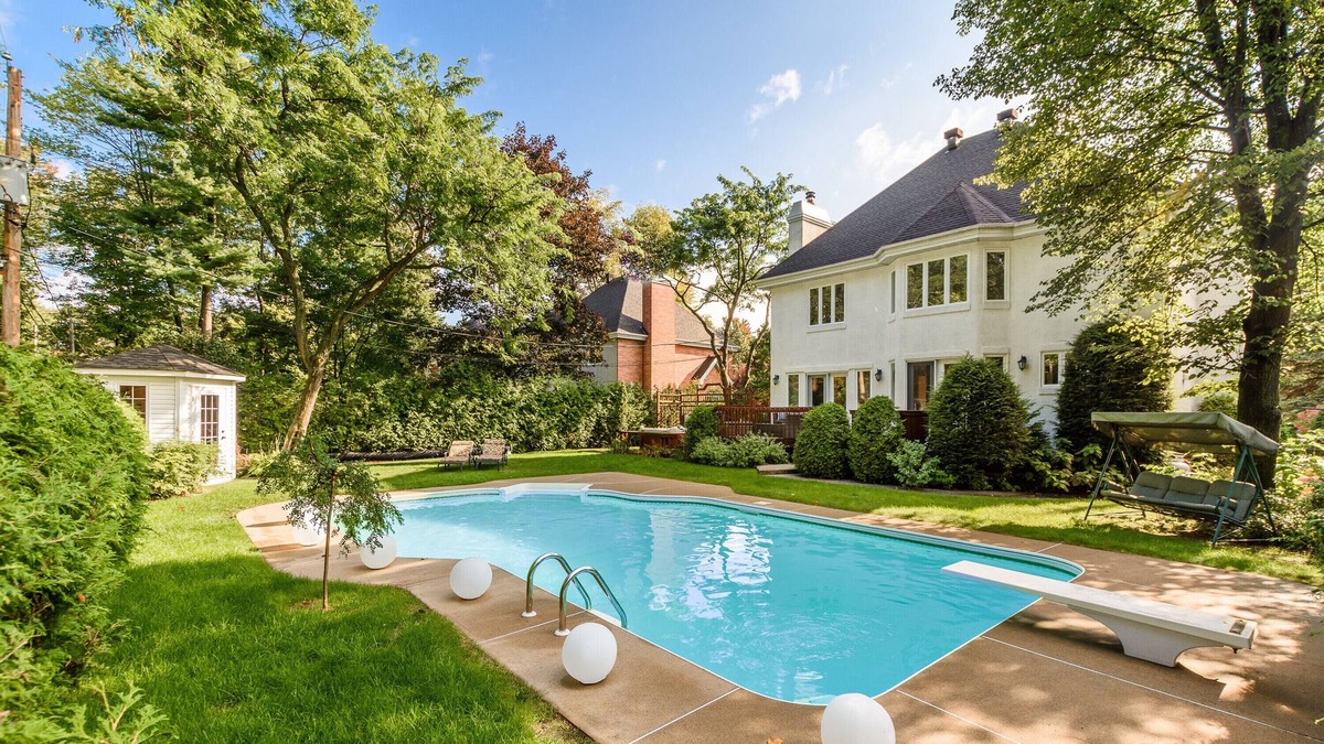 Blainville Villa | Luxury Golf Course 4Bedroom Villa w/ outdoor jacuzzi & salt water Pool