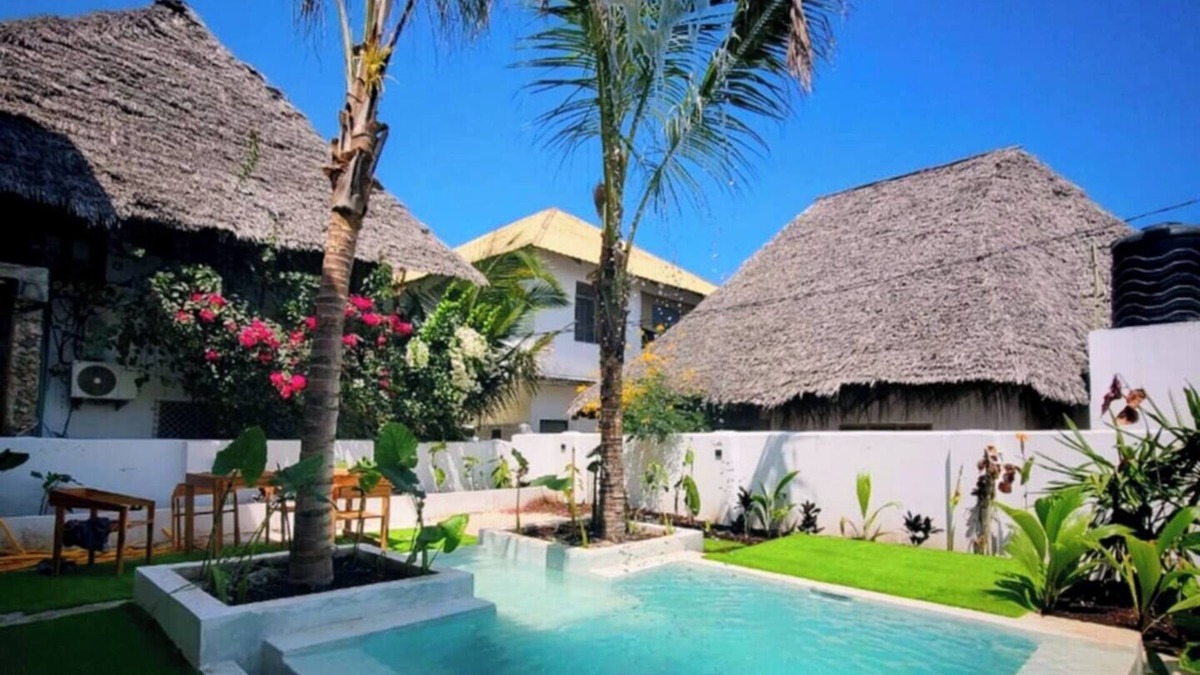 Paje Villa | Luxury ground-floor Villa & pool WIFI AC TV walk 90m to Paje beach shops & bars