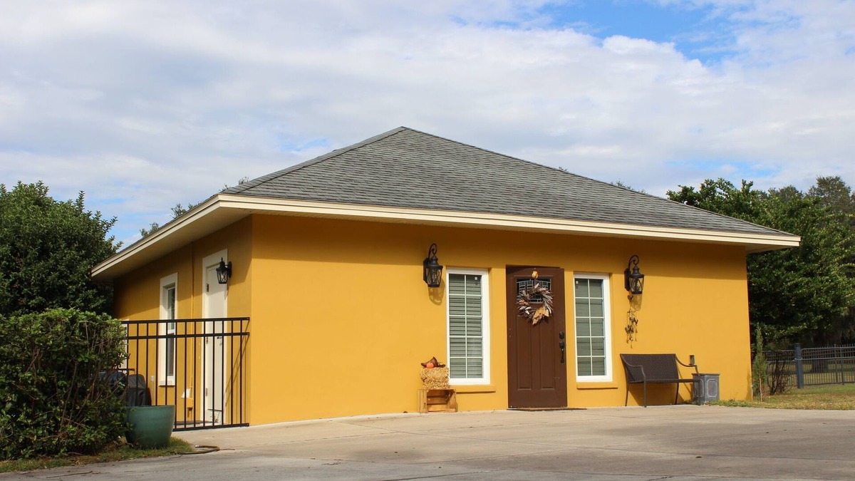 Lakeland House | Luxury Guest House at the Manor w Resort Style Pool Access