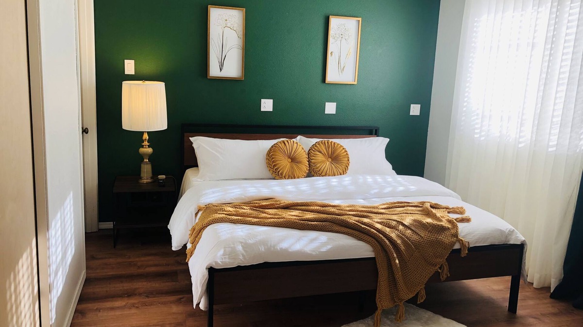 Alderwood Manor House | Luxury Guest Suite - Close to lake, beach, and DTs