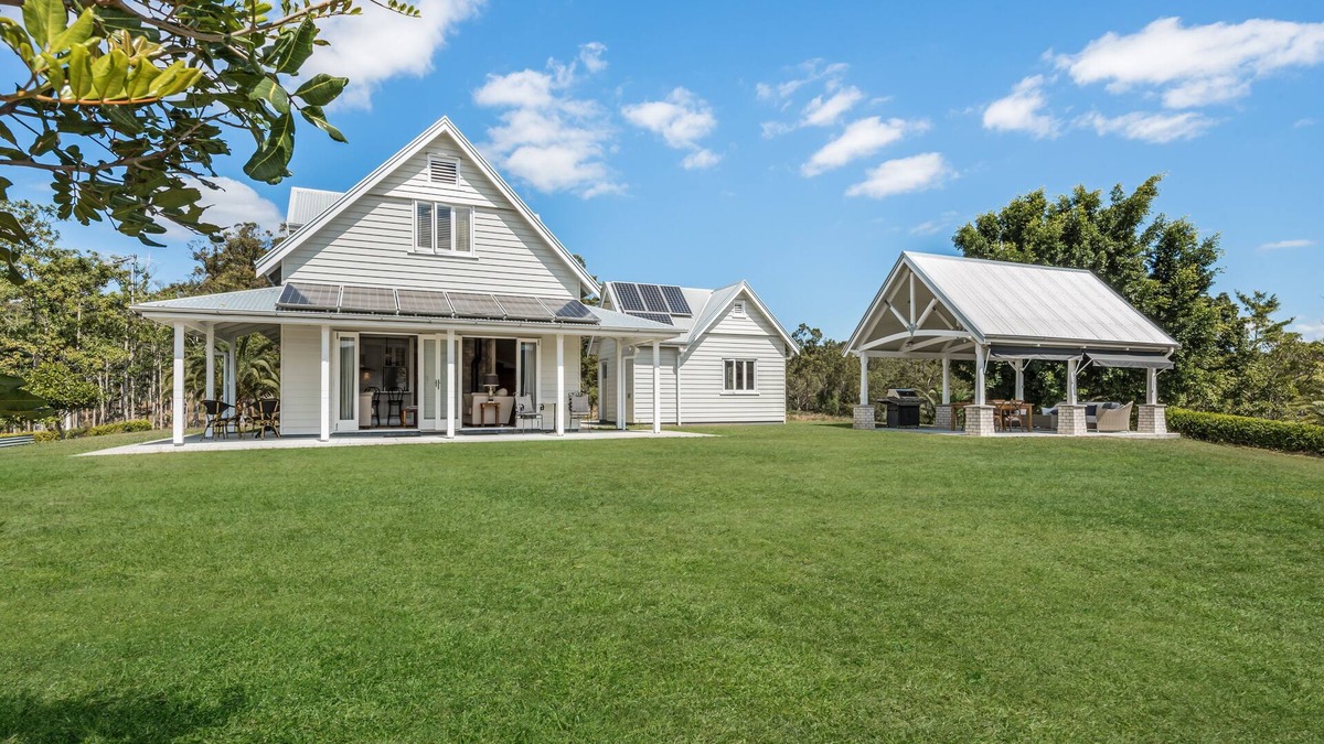 Moreton Bay Region House | Luxury Hamptons Style Country Retreat on 40 Picturesque Acres | Free Netflix