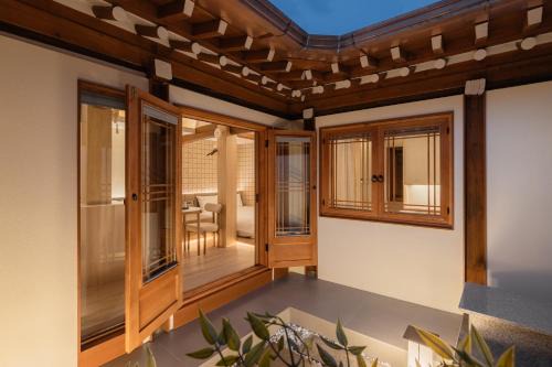 Gahoe-dong Apartment | Luxury Hanok Cottage Lunar
