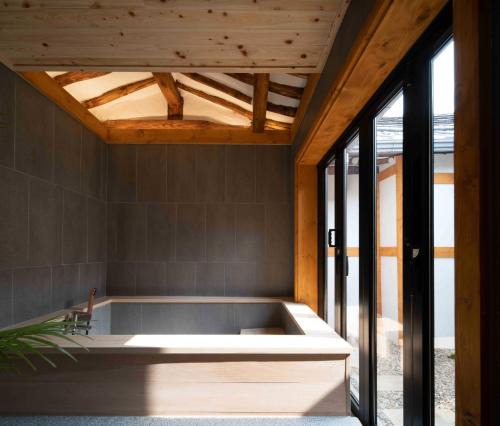 Sajik-dong Villa | Luxury Hanok Maison Sunlit