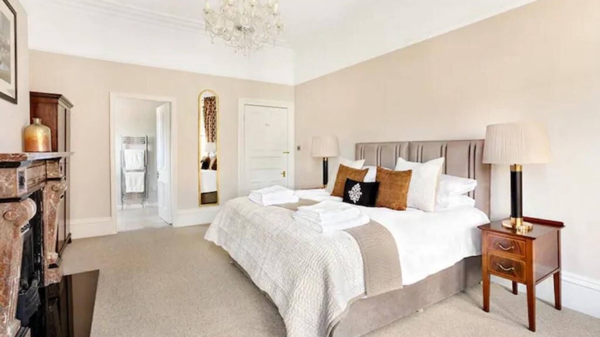 Harrogate House | Luxury Harrogate townhouse apartment with parking